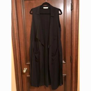 Black sleeveless duster